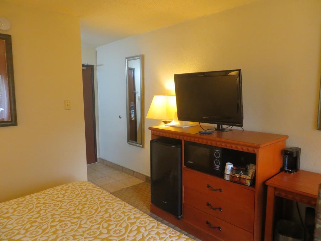 Days Inn Austin Crossroads מראה חיצוני תמונה