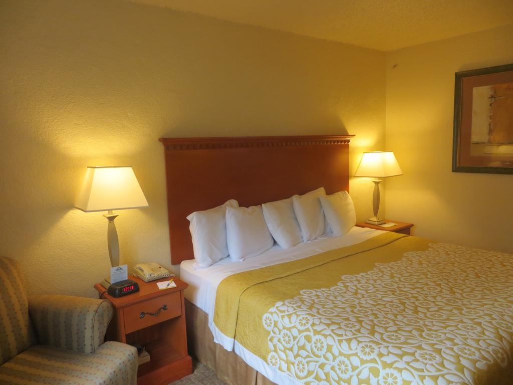 Days Inn Austin Crossroads מראה חיצוני תמונה