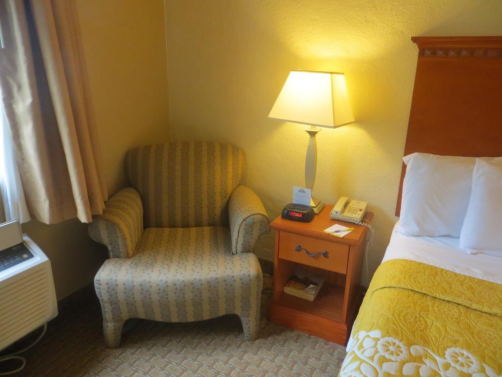 Days Inn Austin Crossroads מראה חיצוני תמונה