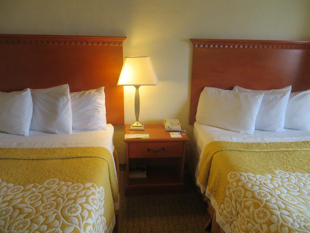 Days Inn Austin Crossroads מראה חיצוני תמונה