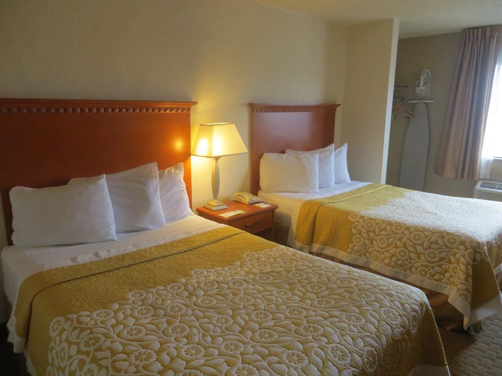 Days Inn Austin Crossroads מראה חיצוני תמונה