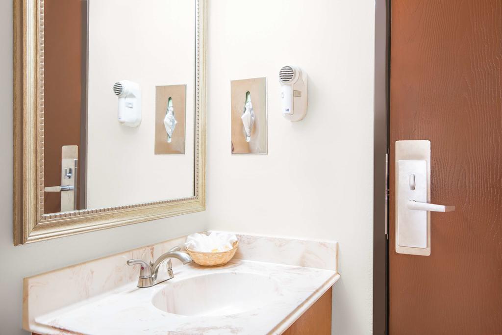 Days Inn Austin Crossroads מראה חיצוני תמונה