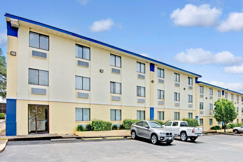 Days Inn Austin Crossroads מראה חיצוני תמונה