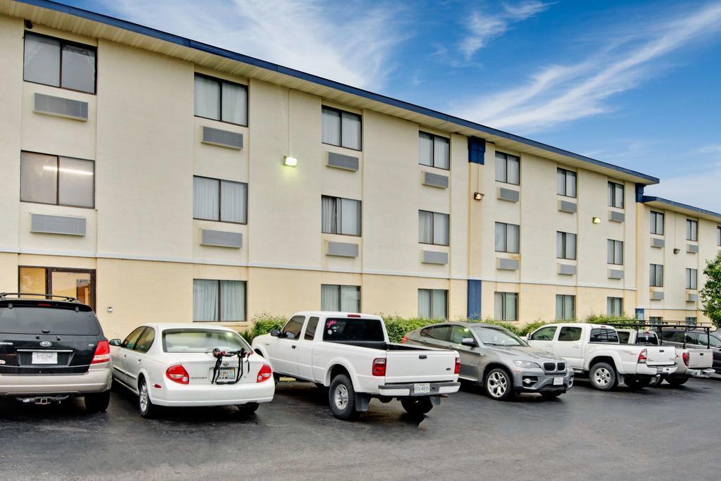 Days Inn Austin Crossroads מראה חיצוני תמונה